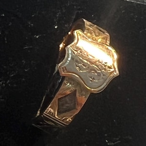Stunning size O Victorian mourning ring 9 ct gold with mourning hair inserts