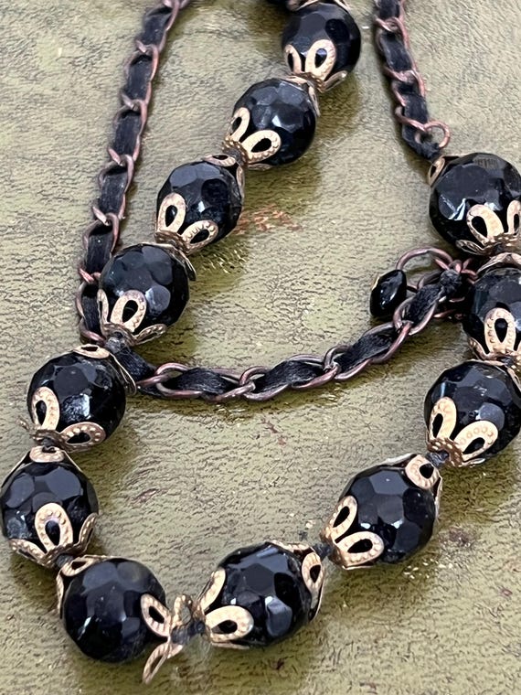 Collier Victorien Perles Noires Briolettes Avec Médaillon Filigrane Doré - Occasion