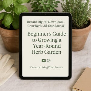 Op de afbeelding: Een digitale tablet toont een gids met de titel "Beginnersgids voor het kweken van een jaarrond kruidentuin". De tablet is omgeven door kruiden in potten, tuinhandschoenen en een notitieblok. De tekst "Directe digitale download - Kweek het hele jaar door kruiden" is ook zichtbaar.