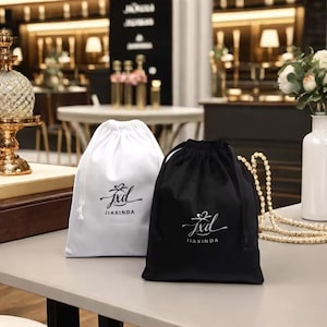 Benutzerdefinierte Logo Druck Satin Tasche für Baseballkappe Luxus weiß schwarz Haar Schuh Kleidung Staub Beutel Satin Taschen