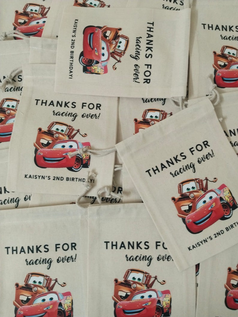 Puede incluir: Bolsas de regalo de fiesta con tem&aacute;tica de Cars, rojas y naranjas, con el texto "&iexcl;Gracias por correr!" y "&iexcl;Kaisyn's 2nd Birthday!" impreso en ellas.