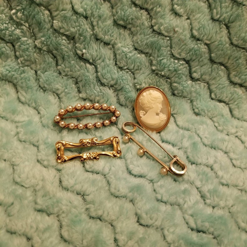 Vintage and vintage style brooch lot