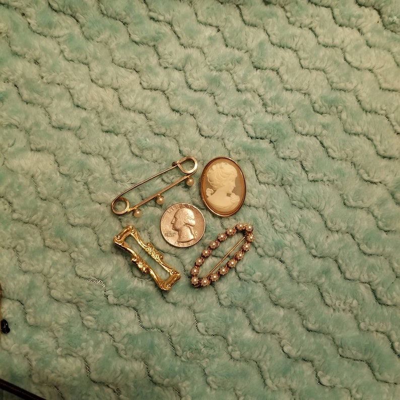 Vintage and vintage style brooch lot