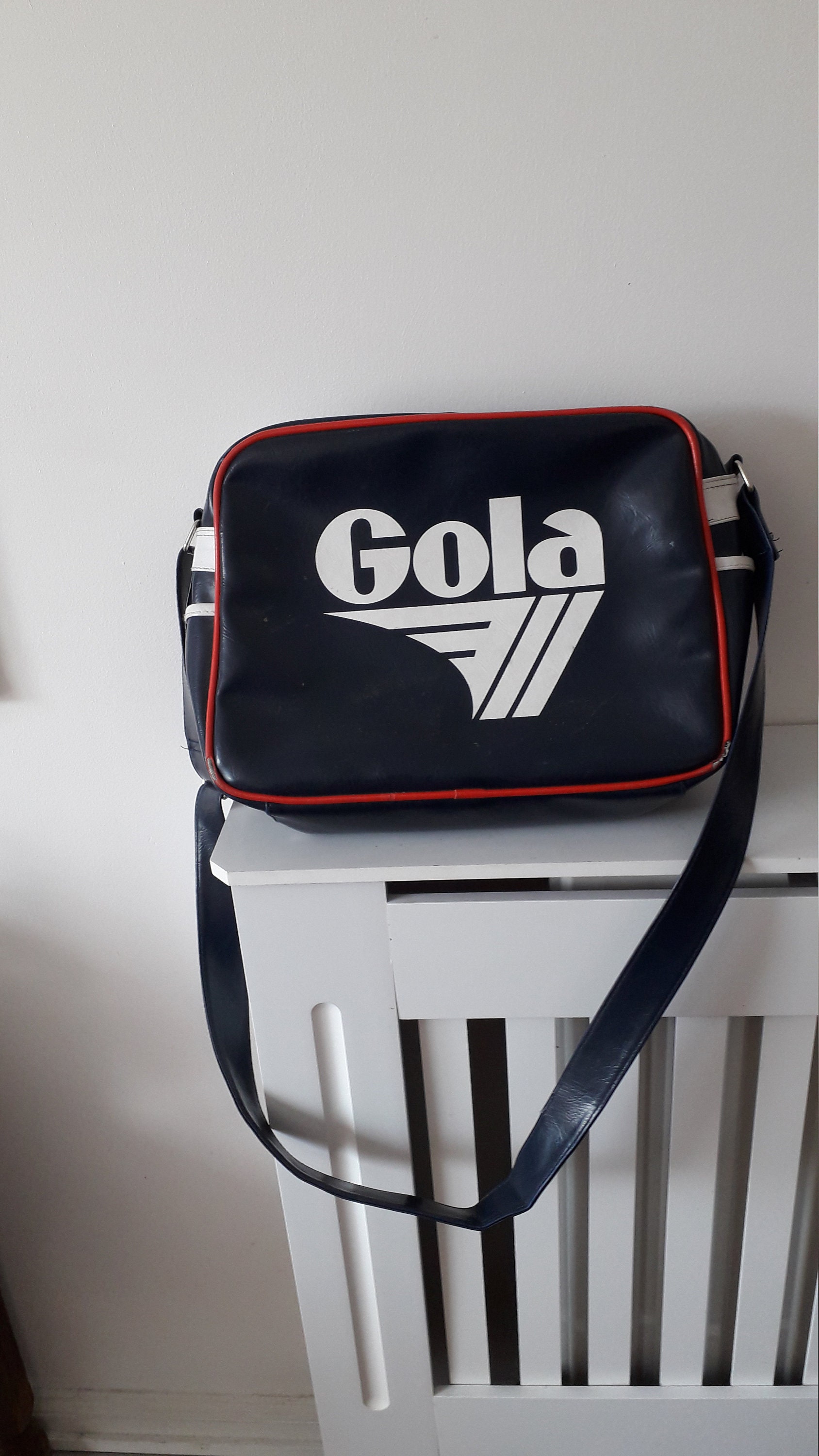Buy Gola Redford Classic messenger bags in navy/white online at gola