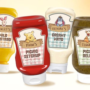 Pode incluir: Quatro garrafas de condimentos com personagens de Winnie the Pooh. Mostarda Suave do Leitão, Ketchup de piquenique do Pooh, Maionese Cremosa do Eeyore e Relish de picles do Tigrão são rotulados com ilustrações e texto. As garrafas são rotuladas como "Hundred Acre Wood Edition".
