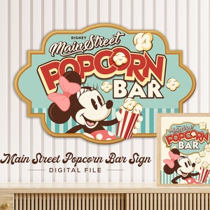 Puede incluir: Un cartel digital imprimible con una ilustraci&oacute;n de estilo vintage de Minnie Mouse sosteniendo un cubo de palomitas de ma&iacute;z a rayas rojas y blancas. El cartel dice "Disney Main Street Popcorn Bar" en letras rojas y blancas sobre un fondo a rayas azules y blancas.