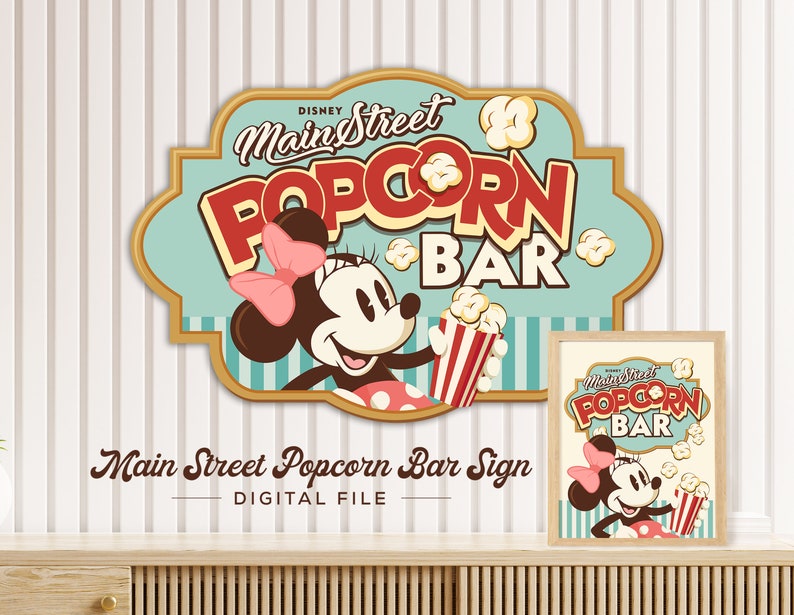 Puede incluir: Un cartel digital imprimible con una ilustraci&oacute;n de estilo vintage de Minnie Mouse sosteniendo un cubo de palomitas de ma&iacute;z a rayas rojas y blancas. El cartel dice "Disney Main Street Popcorn Bar" en letras rojas y blancas sobre un fondo a rayas azules y blancas.