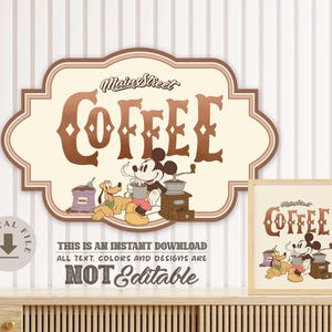 Puede incluir: Un letrero y una impresión enmarcada de estilo vintage con Mickey Mouse, Pluto y elementos de elaboración de café. El letrero dice "Main Street Coffee" en letras marrones sobre un fondo crema. También se ve el texto "THIS IS AN INSTANT DOWNLOAD".