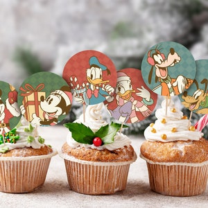 Puede incluir: Cuatro cupcakes decorados con adornos navideños con Mickey Mouse, Minnie Mouse, Donald Duck y Goofy. Los adornos están impresos con ilustraciones de estilo vintage.