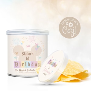 Peut inclure: Un contenant en métal blanc avec un motif Mickey Mouse coloré et le texte "Skylar's 1st Birthday The Happiest Treats On Earth". Le couvercle est blanc avec le texte "Merci d'avoir célébré avec nous".