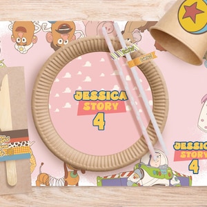 Puede incluir: Un conjunto temático de fiesta con un mantel individual rosa, un plato de papel, una taza y cubiertos. El plato está decorado con el texto "JESSICA STORY 4" y personajes de dibujos animados. Los cubiertos están sujetos con una banda decorativa.
