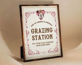 Puede incluir: Un letrero de madera rústico con un diseño rosa y marrón que presenta a Mickey Mouse con un sombrero de vaquero. El letrero dice "Fuel Up, Cowboys & Cowgirls! Grazing Station Fill Your Plate, Partner! Chow Down Here!"