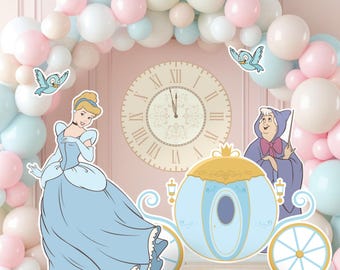 Puede incluir: Un conjunto de decoración para fiestas con Cenicienta, su carroza y el Hada Madrina. La escena se desarrolla sobre un fondo de globos pastel y un gran reloj. Los personajes son de color azul claro, dorado y blanco.