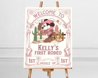 Puede incluir: Un cartel rosa y blanco con un ratón de dibujos animados que lleva un sombrero de vaquero y monta a caballo. El cartel dice "Bienvenido al primer rodeo de Kelly 1er Ensilla 1er".