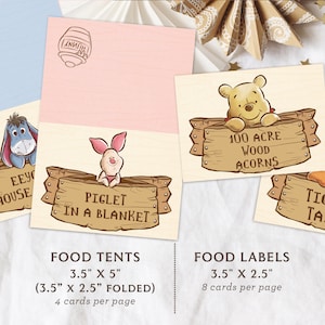K&ouml;nnte beinhalten: Druckbare Food-Zelt- und Etikettenvorlagen zum Thema Winnie Puuh. Die Food-Zeltvorlage hat einen hellblauen Hintergrund mit einer Winnie Puuh-Figur auf einem Holzschild. Die Food-Etikettenvorlage hat einen hellrosa Hintergrund mit einer Winnie Puuh-Figur auf einem Holzschild. Der Text auf der Food-Zeltvorlage lautet "Eeyore House". Der Text auf der Food-Etikettenvorlage lautet "Piglet in a Blanket". Der Text auf der Food-Zeltvorlage lautet "3,5" x 5" (3,5" x 2,5" gefaltet) 4 Karten pro Seite". Der Text auf der Food-Etikettenvorlage lautet "3,5" x 2,5" 8 Karten pro Seite".
