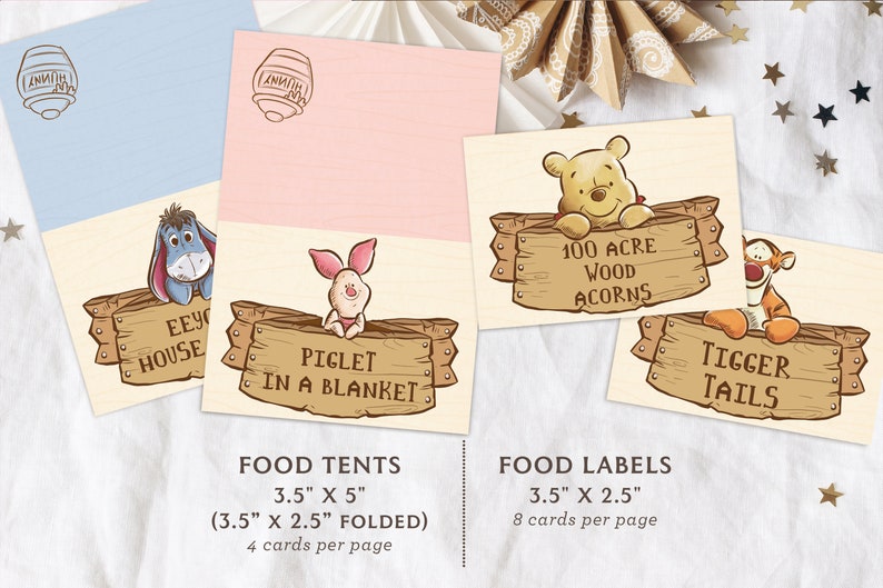 K&ouml;nnte beinhalten: Druckbare Food-Zelt- und Etikettenvorlagen zum Thema Winnie Puuh. Die Food-Zeltvorlage hat einen hellblauen Hintergrund mit einer Winnie Puuh-Figur auf einem Holzschild. Die Food-Etikettenvorlage hat einen hellrosa Hintergrund mit einer Winnie Puuh-Figur auf einem Holzschild. Der Text auf der Food-Zeltvorlage lautet "Eeyore House". Der Text auf der Food-Etikettenvorlage lautet "Piglet in a Blanket". Der Text auf der Food-Zeltvorlage lautet "3,5" x 5" (3,5" x 2,5" gefaltet) 4 Karten pro Seite". Der Text auf der Food-Etikettenvorlage lautet "3,5" x 2,5" 8 Karten pro Seite".