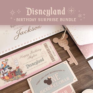 Pode incluir: Um conjunto surpresa de aniversário da Disneyland com um bilhete com o Mickey Mouse num comboio, uma etiqueta em forma de chave com o texto Magic Begins Here e um vale para um gelado do Mickey. Inclui papelaria personalizada para Jackson.