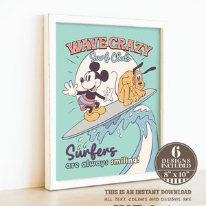 Puede incluir: Una ilustraci&oacute;n de estilo vintage de Mickey Mouse y Pluto surfeando en una ola. El texto "Wave Crazy Surf Clubs" est&aacute; en la parte superior de la imagen, y el texto "Surfers are always smiling!" est&aacute; en la parte inferior. La imagen mide 8 pulgadas por 10 pulgadas.