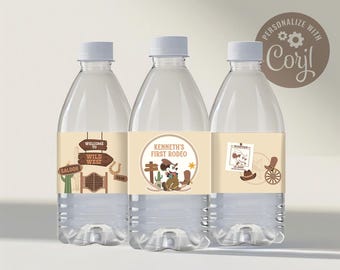 Puede incluir: Tres botellas de agua de plástico transparente con etiquetas personalizadas para una fiesta con temática del Salvaje Oeste. Las etiquetas presentan un personaje de Mickey Mouse de dibujos animados, un letrero de salón y un cartel de se busca.