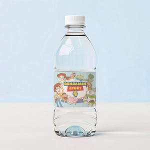 Puede incluir: Una botella de agua de plástico transparente con tapa blanca. La etiqueta presenta personajes de la película Toy Story, el nombre "Benjamin Story" y el número "4". El fondo es azul claro.