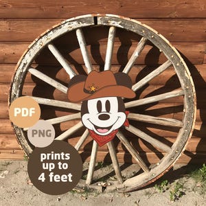 Könnte beinhalten: Ein digitaler druckbarer Entwurf mit einem Cartoon-Mickey Mouse, der einen Cowboyhut und ein Bandana trägt. Das Design ist auf einem rustikalen Hintergrund aus einem Holz-Wagenrad gedruckt. Der Text "prints up to 4 feet" ist ebenfalls im Bild enthalten.