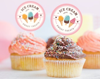 Könnte beinhalten: Drei Cupcakes mit rosa, Schokoladen- und Vanille-Frosting. Die Cupcakes sind mit bunten Streuseln verziert. Ein rosa runder Aufkleber mit dem Text "ICE CREAM. LOVE JOY. SWEET TREATS." und einer Grafik von drei Eiswaffeln befindet sich auf dem Tisch vor den Cupcakes.
