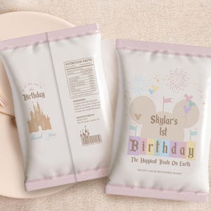 Puede incluir: Bolsas de golosinas rosas y blancas con un diseño de castillo y orejas de Mickey Mouse. Las bolsas dicen "It's My Birthday" y "Skylar's 1st Birthday".