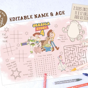 Può includere: Un foglio di attività stampabile rosa con personaggi di Toy Story, tra cui Woody e Jessie. Il foglio include un gioco tris, una ricerca di parole, un labirinto e un'attività di disegno di Mr. Potato Head. Il testo recita "Nome e età modificabili" e "2 misure incluse: 28 x 43 cm e formato A3."