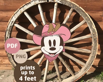 Puede incluir: Una ilustración digital de un ratón de dibujos animados con un sombrero de vaquero rosa con estrellas blancas y un pañuelo rosa. La imagen se coloca sobre un fondo de rueda de carro de madera rústica. El texto "prints up to 4 feet" es visible en la parte inferior de la imagen.