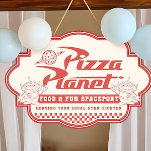 Puede incluir: Un letrero crema de Pizza Planet con letras y borde rojos, con un gráfico de planeta y personajes alienígenas. El letrero dice "FOOD & FUN SPACEPORT" y "SERVING YOUR LOCAL STAR CLUSTER."