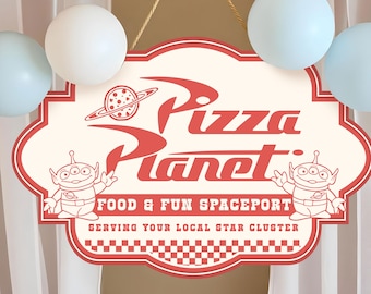 Può includere: Un'insegna Pizza Planet color crema con scritte e bordi rossi, con una grafica del pianeta e personaggi alieni. L'insegna recita "FOOD & FUN SPACEPORT" e "SERVING YOUR LOCAL STAR CLUSTER."