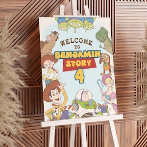 Könnte beinhalten: Ein farbenfrohes Willkommensschild mit Figuren aus dem Animationsfilm Toy Story. Das Schild trägt die Aufschrift "Welcome to Benjamin Story 4" und enthält Illustrationen von Woody, Buzz Lightyear und anderen Charakteren. Das Schild wird auf einer weißen Staffelei präsentiert.