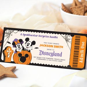 Może przedstawiać: Prostokątny bilet na wydarzenie w Disneylandzie z Myszką Miki i Minnie w kostiumach na Halloween za dynią. Bilet zawiera tekst A Spooktacular Surprise Awaits, Jackson Smith, Entry to Disneyland oraz Admit One z kodem kreskowym.