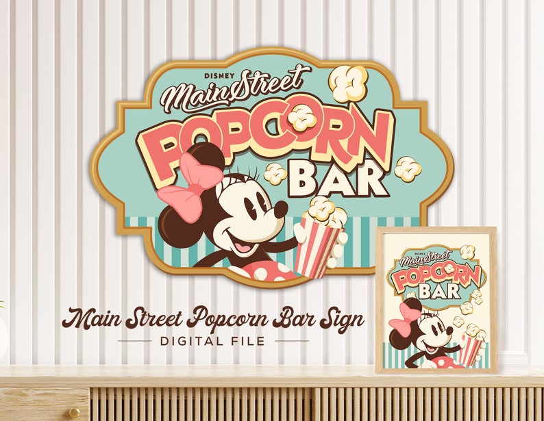 Puede incluir: Un cartel digital imprimible con una ilustraci&oacute;n de estilo vintage de Minnie Mouse sosteniendo un cubo de palomitas. El cartel dice "Disney Main Street Popcorn Bar" en letras rojas y blancas con un fondo a rayas azul y blanco.