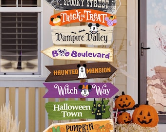 Puede incluir: Un conjunto de siete letreros de madera de Halloween con los personajes de Mickey Mouse y Minnie Mouse. Los letreros presentan nombres de calles espeluznantes como "Spooky Street", "Trick or Treat", "Vampire Valley", "Boo Boulevard", "Haunted Mansion", "Witch Way" y "Pumpkin Patch".