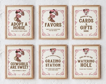 Puede incluir: Seis carteles imprimibles con un ratón de dibujos animados que lleva un sombrero de vaquero rosa y un pañuelo rosa. Los carteles tienen un tema western rústico e incluyen texto como "Adopta un caballo", "Favores", "Reúne las cartas y los regalos aquí", "Las vaqueras son dulces", "Estación de pastoreo" y "Enfríate en el abrevadero".