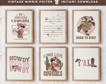 Puede incluir: Conjunto de seis pósters imprimibles con Minnie Mouse en un tema del oeste. Los pósters presentan a Minnie Mouse vestida de vaquera con el texto "Cutest Little Cowgirl", "Howdy Howdy Howdy", "Long Live Cowgirls", "Welcome to the Wild West", "Born to Ride!" y "Y'all".