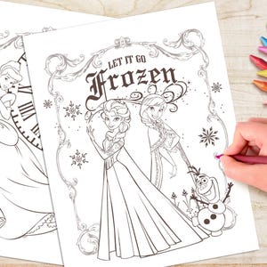 Op de afbeelding: Twee kleurplaten met Disney-personages Assepoester en Elsa en Anna uit Frozen, met de tekst "LET IT GO Frozen". Een hand kleurt met een kleurpotlood. Kleurpotloden in verschillende kleuren zijn zichtbaar.