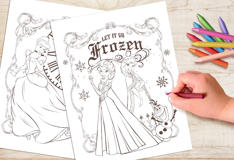 Op de afbeelding: Twee kleurplaten met Disney-personages Assepoester en Elsa en Anna uit Frozen, met de tekst "LET IT GO Frozen". Een hand kleurt met een kleurpotlood. Kleurpotloden in verschillende kleuren zijn zichtbaar.