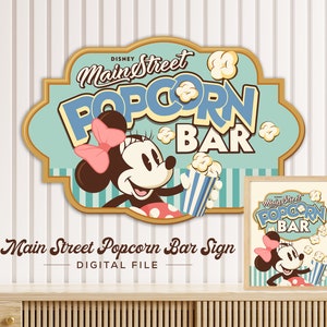 Puede incluir: Un cartel de estilo vintage con Mickey Mouse sosteniendo un cubo de palomitas de ma&iacute;z. El cartel dice "Disney Main Street Popcorn Bar" en letras azules y blancas sobre un fondo a rayas azules y blancas.