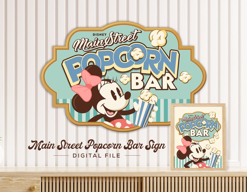 Puede incluir: Un cartel de estilo vintage con Mickey Mouse sosteniendo un cubo de palomitas de ma&iacute;z. El cartel dice "Disney Main Street Popcorn Bar" en letras azules y blancas sobre un fondo a rayas azules y blancas.