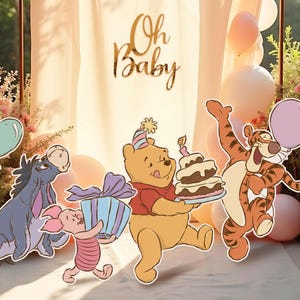 Puede incluir: Una escena festiva con recortes de Winnie the Pooh, Piglet, Eeyore y Tigger. Pooh sostiene un pastel, Piglet un regalo y Tigger un globo. El fondo incluye globos, arreglos florales y las palabras "Oh Baby".