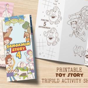 Puede incluir: Una hoja de actividades plegable imprimible de Toy Story con un laberinto, tres en raya y un juego de buscar las diferencias. La portada dice "Benjamin Story 4" con personajes de Toy Story. Diseñado para niños.