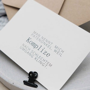 Puede incluir: Una tarjeta blanca con texto negro que dice "Man nennt mich Patenonkel, weil Komplize nach schlechtem Umgang klingt."