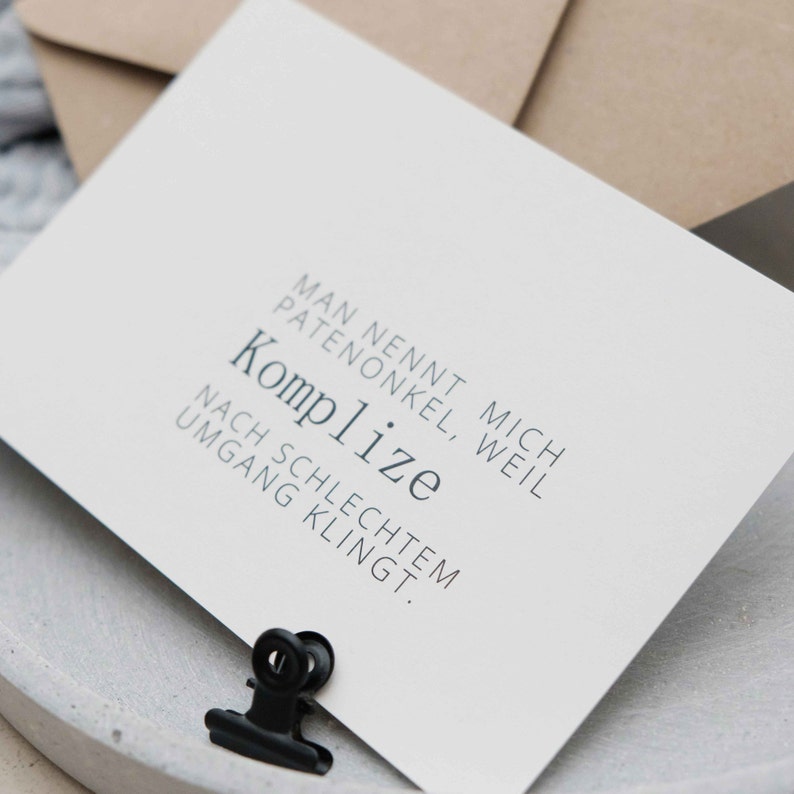 Puede incluir: Una tarjeta blanca con texto negro que dice "Man nennt mich Patenonkel, weil Komplize nach schlechtem Umgang klingt."