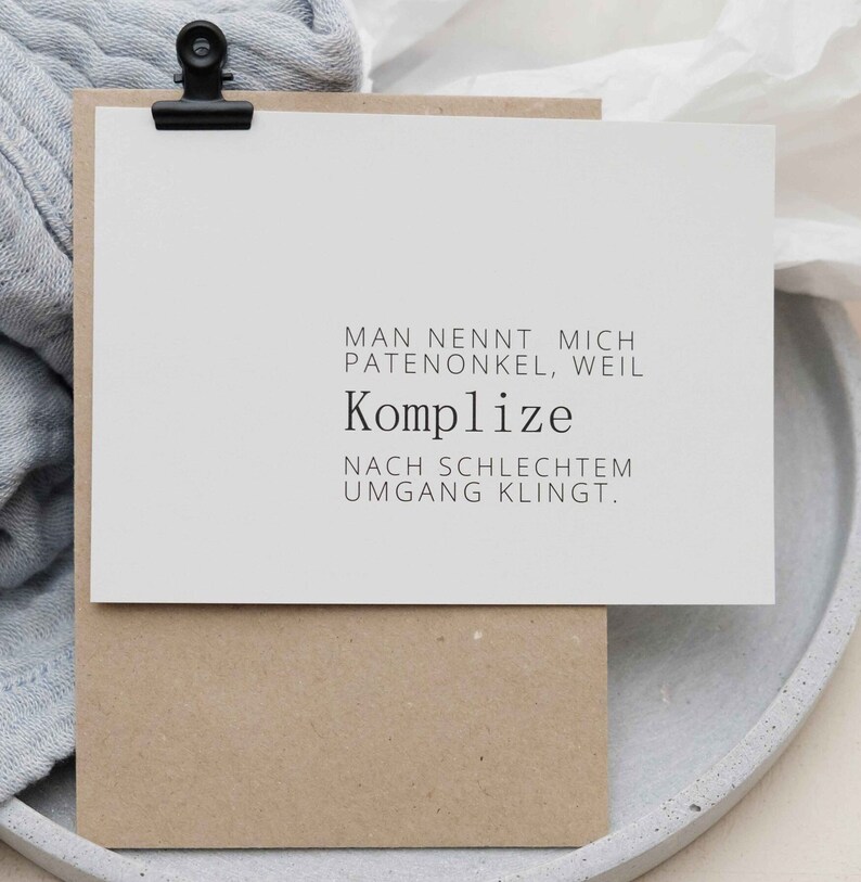 Puede incluir: Una tarjeta blanca con texto negro que dice "Man nennt mich Patenonkel, weil Komplize nach schlechtem Umgang klingt."