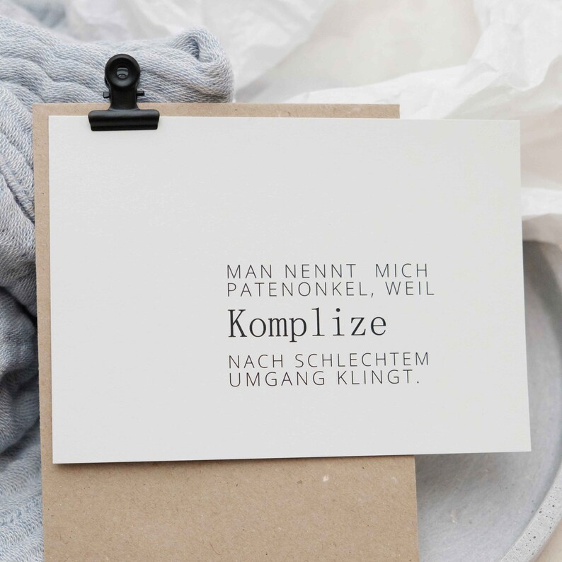 Puede incluir: Una tarjeta blanca con texto negro que dice "Man nennt mich Patenonkel, weil Komplize nach schlechtem Umgang klingt."