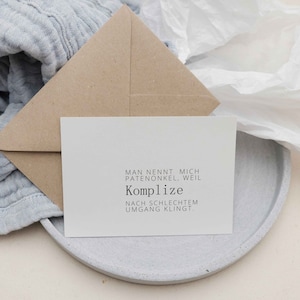 Puede incluir: Una tarjeta blanca con texto negro que dice "Man nennt mich Patenonkel, weil Komplize nach schlechtem Umgang klingt."