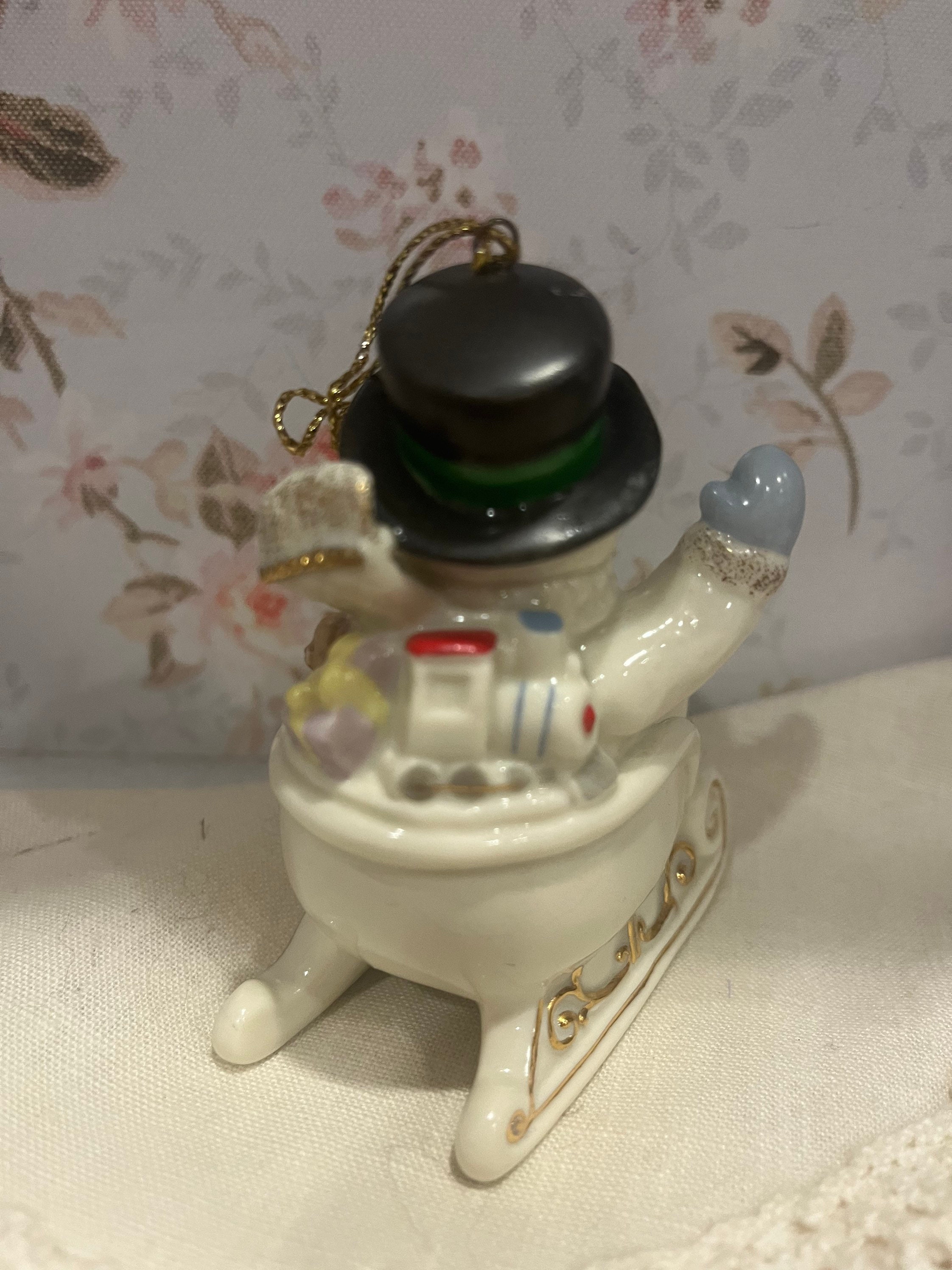 ❁⃘*.゜ naduna❁⃘*.゜すのチル SnowMan Snowman with a banana mouth hi-res stock photography and