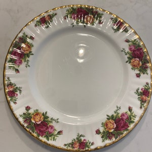 Pretty Royal Albert Bone China  Old Country Roses plate